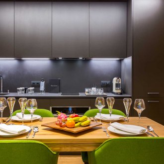 Dapur 9 m persegi dengan kabinet gantung