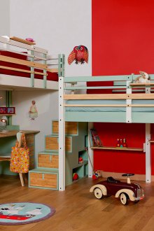 Bilik kanak-kanak untuk dua kanak-kanak lelaki dengan perabot kayu