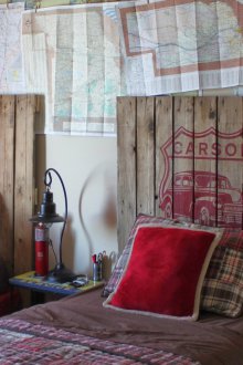 Reka bentuk bilik kanak-kanak untuk dua kanak-kanak lelaki dengan katil dari papan