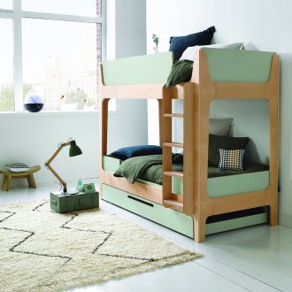 Reka bentuk bilik kanak-kanak untuk dua kanak-kanak lelaki dengan katil dua tingkat