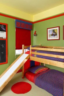 Reka bentuk bilik kanak-kanak untuk dua kanak-kanak lelaki dengan slaid