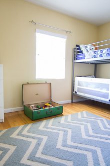 Reka bentuk bilik kanak-kanak untuk dua kanak-kanak lelaki dengan permaidani