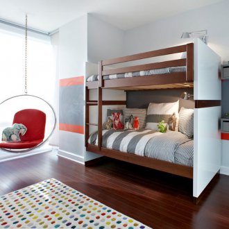 Reka bentuk bilik kanak-kanak untuk dua kanak-kanak lelaki dengan kerusi berlengan