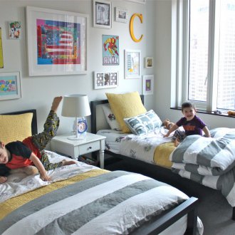 Reka bentuk bilik kanak-kanak untuk dua kanak-kanak lelaki di sebuah apartmen