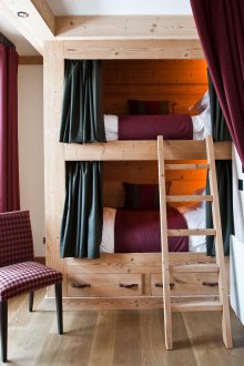 Reka bentuk bilik kanak-kanak untuk dua kanak-kanak kayu padu