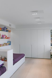 Reka bentuk bilik kanak-kanak untuk dua kanak-kanak lelaki dengan perabot modular