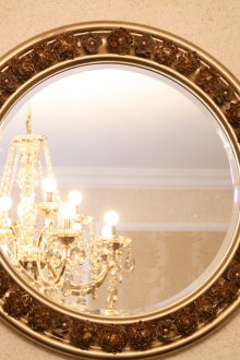 Декорация с огледална рамка с декоративни цветя