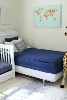 Merancang bilik kanak-kanak untuk dua kanak-kanak lelaki dari pelbagai peringkat umur