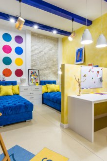 Reka bentuk bilik kanak-kanak untuk dua kanak-kanak lelaki adalah terang