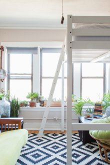 Pangsapuri studio dengan katil loteng