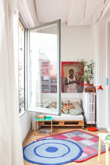 Nursery untuk dua kanak-kanak di odnushka dengan sofa