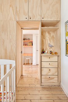 Nursery untuk dua kanak-kanak di odnushka dengan partition papan lapis