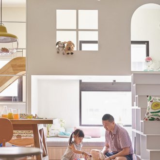 Perabot fungsian di odnushka dengan dua orang anak