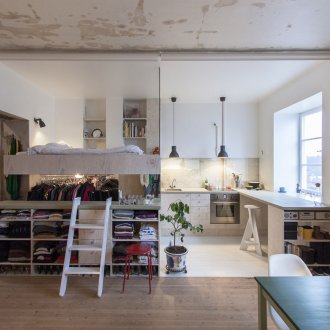 Almari pakaian dalam odnushka dengan dua orang anak