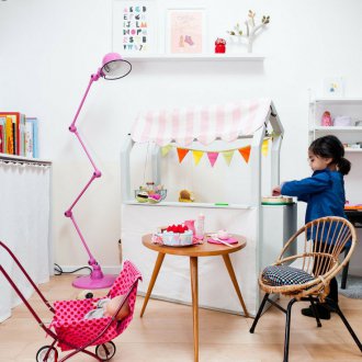 Odnushka dengan dua kanak-kanak dan bilik permainan