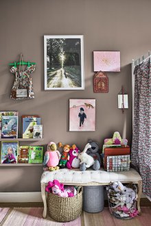 Odnushki Interior coklat dengan dua orang anak