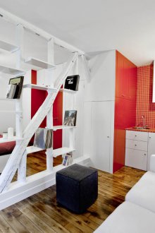 Reka bentuk odnushki merah dengan dua orang anak