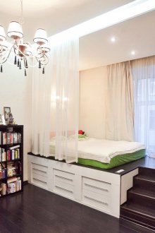 Rekaan satu keping dengan podium yang tinggi untuk dua orang anak