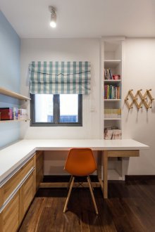 Reka bentuk odnushki dengan nurseri dan meja