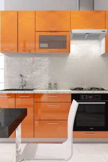 Оранжеви и бели цветове в интериора на кухнята