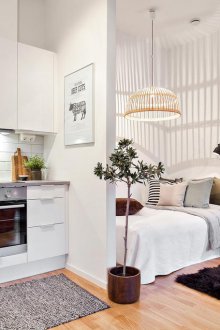 Bilik tidur di apartmen studio berwarna putih