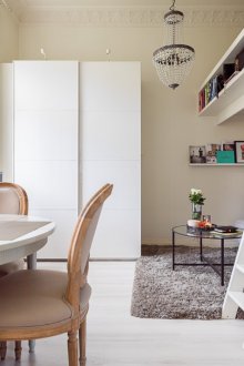 Bilik tidur di pangsapuri studio dengan katil loteng