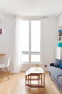 Bilik tidur di pangsapuri studio dengan sofa