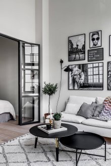 Bilik tidur di pangsapuri studio dengan pintu