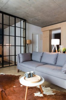 Bilik tidur di pangsapuri satu bilik dengan perabot kabinet