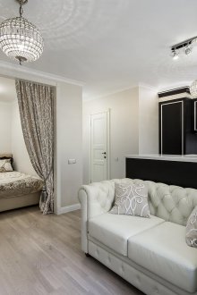 Bilik tidur di pangsapuri satu bilik dalam gaya neoklasik