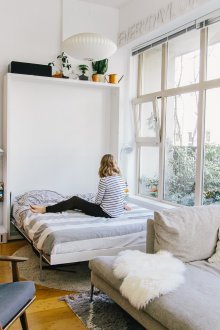 Bilik tidur di pangsapuri studio dengan tingkap panorama