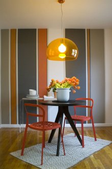 Оранжево-черна стена в кухнята