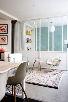 Bilik tidur di pangsapuri satu bilik dengan partition mudah alih