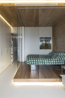 Bilik tidur di pangsapuri studio dengan pencahayaan