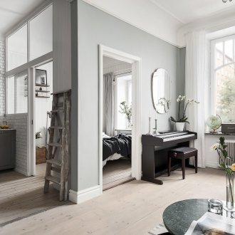 Bilik tidur di apartmen studio berwarna kelabu