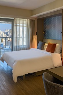 Bilik tidur di pangsapuri studio dengan katil almari pakaian