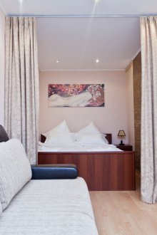 Bilik tidur di pangsapuri studio dengan langsir