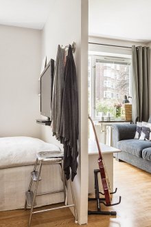 Bilik tidur di pangsapuri studio bergaya Scandinavia