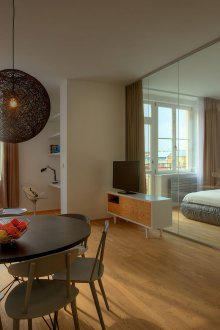 Bilik tidur di pangsapuri studio dengan sekatan kaca