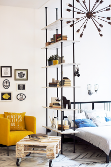 Bilik tidur di pangsapuri studio dengan rak