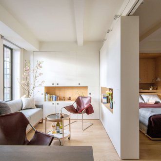 Bilik tidur di pangsapuri studio dengan dinding dinding