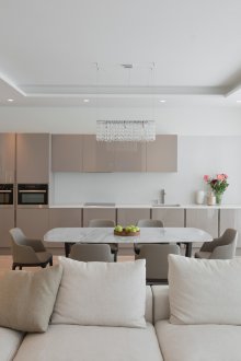 Bilik tidur di pangsapuri studio cerah