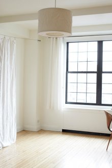 Bilik tidur di pangsapuri studio dengan partition kain