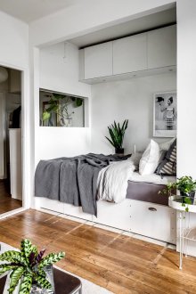 Bilik tidur di pangsapuri studio dengan katil terbina dalam