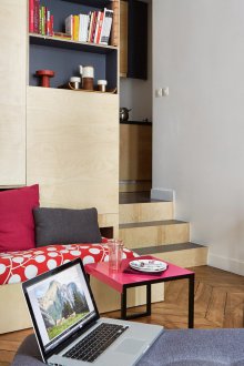 Bilik tidur di pangsapuri studio dengan katil tarik keluar