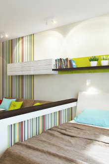 Bilik tidur yang terang di pangsapuri studio