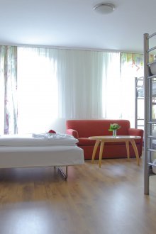 Bilik tidur di pangsapuri studio untuk keluarga