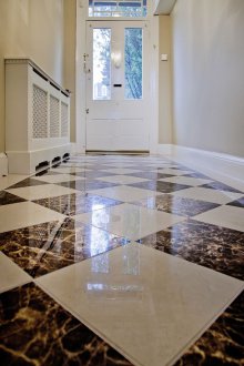 Декорация на коридор с мраморни плочки