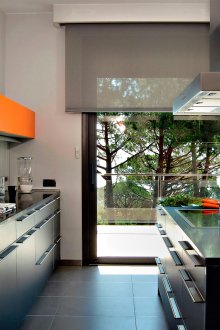 Черна и оранжева кухня с високи технологии.