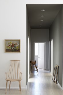 Ремонт на коридор в сиво